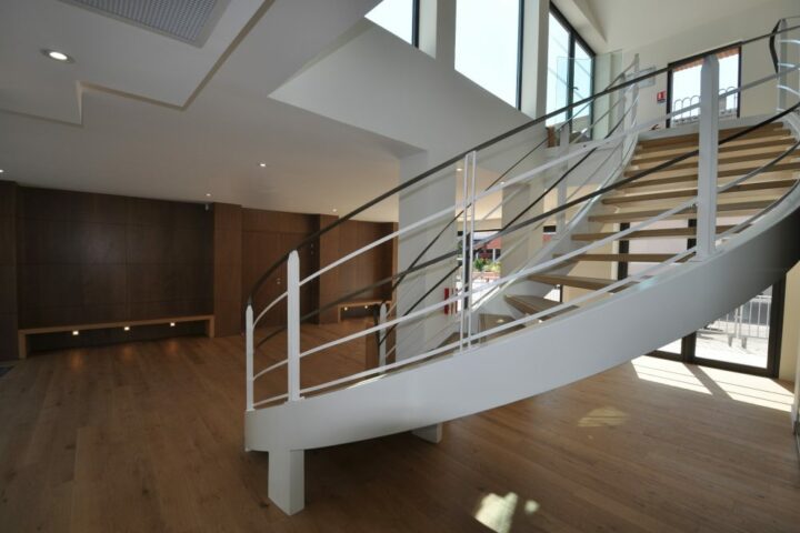 Détail des solutions acoustiques intégrées dans l'architecture de l'Espace Jaurès.