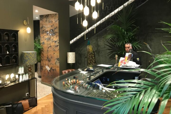 Vue d'ensemble de l'aménagement intérieur du concept store mêlant vente et salon de coiffure.