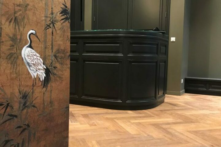Vue d'ensemble de l'aménagement intérieur du concept store mêlant vente et salon de coiffure.
