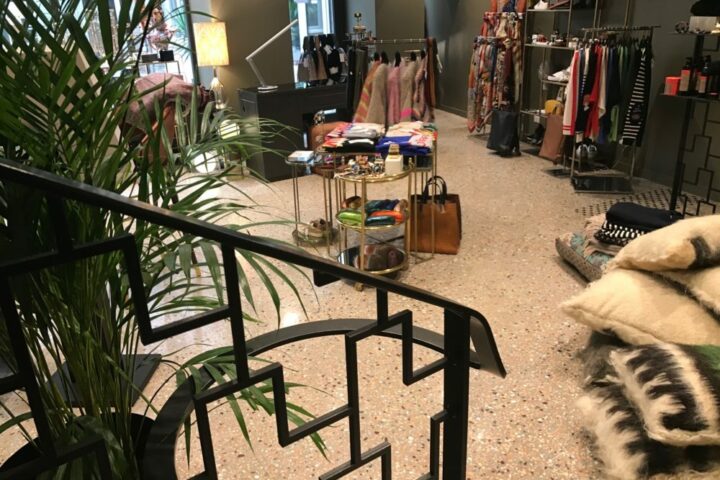 Vue d'ensemble de l'aménagement intérieur du concept store mêlant vente et salon de coiffure.