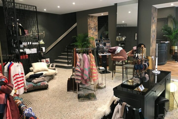 Vue d'ensemble de l'aménagement intérieur du concept store mêlant vente et salon de coiffure.