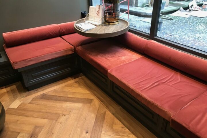 Vue d'ensemble de l'aménagement intérieur du concept store mêlant vente et salon de coiffure.