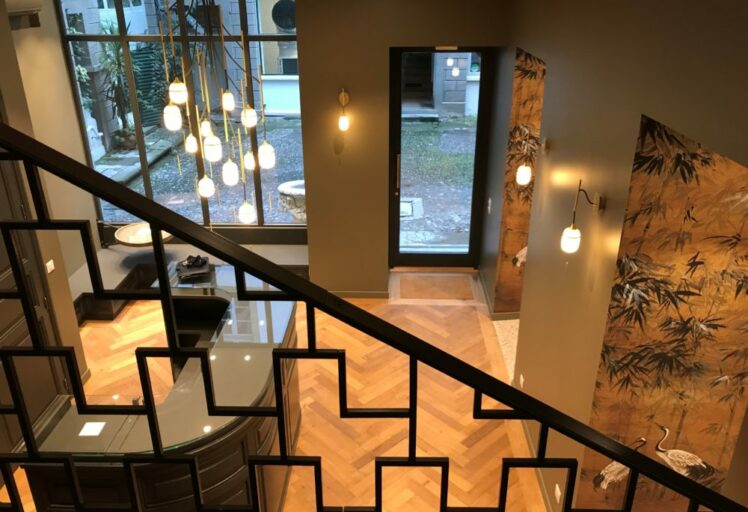 Vue d'ensemble de l'aménagement intérieur du concept store mêlant vente et salon de coiffure.
