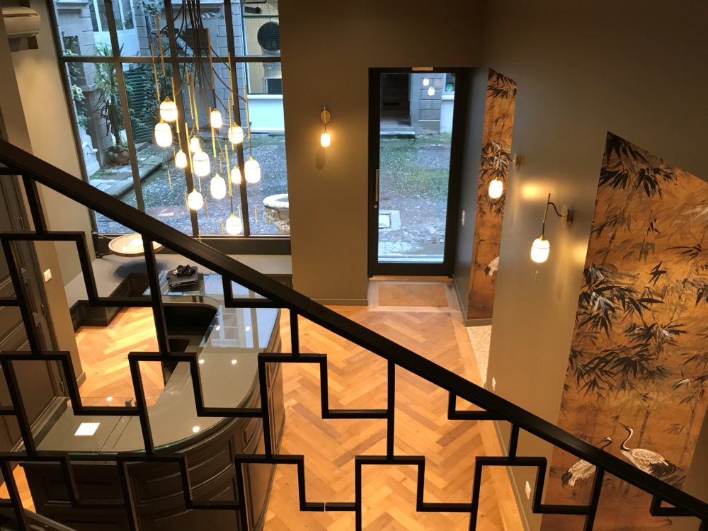 Vue d'ensemble de l'aménagement intérieur du concept store mêlant vente et salon de coiffure.