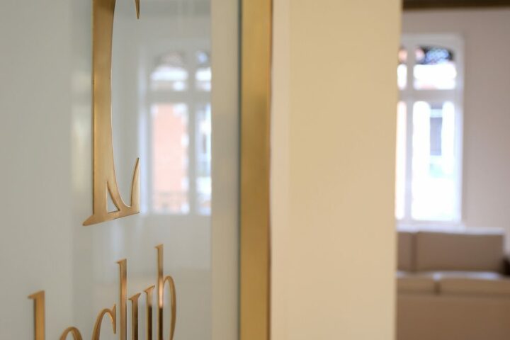 Vue de la salle de conférence principale dans un appartement réhabilité par AIM.