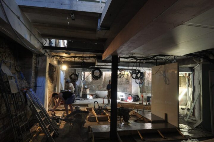 Vue d'ensemble de la salle du restaurant La Compagnie Française à Toulouse conçue par AIM.