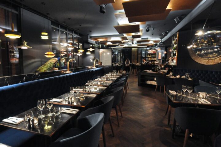 Vue d'ensemble de la salle du restaurant La Compagnie Française à Toulouse conçue par AIM.