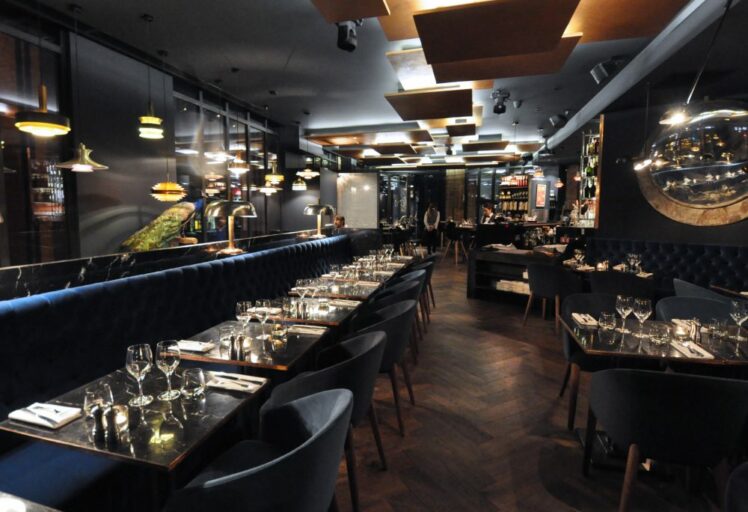 Vue d'ensemble de la salle du restaurant La Compagnie Française à Toulouse conçue par AIM.