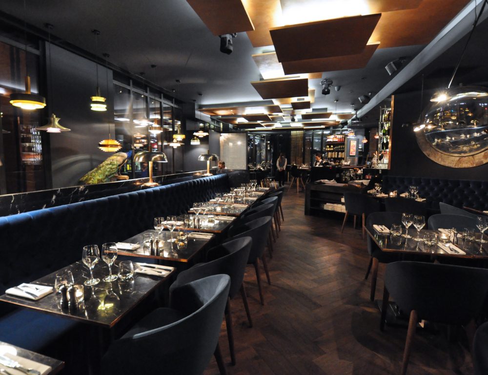 Vue d'ensemble de la salle du restaurant La Compagnie Française à Toulouse conçue par AIM.