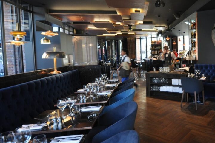 Vue d'ensemble de la salle du restaurant La Compagnie Française à Toulouse conçue par AIM.