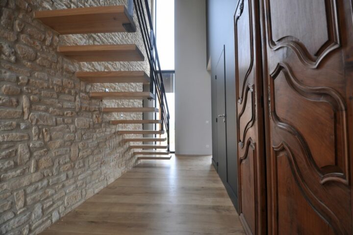 Salon spacieux avec décoration BERGO et vue panoramique sur les sommets pyrénéens.