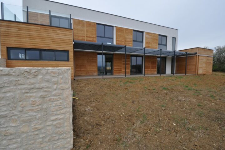 Vue extérieure d'une maison moderne de 450m2 construite au cœur des Pyrénées par AIM Projets.
