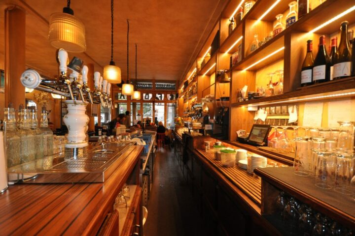 Aménagement intérieur respectant l'esprit historique du café avec une touche BERGO.