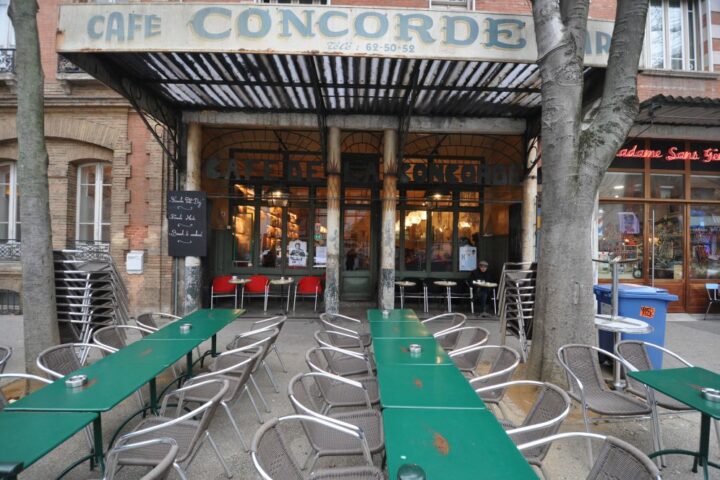 Aménagement intérieur respectant l'esprit historique du café avec une touche BERGO.