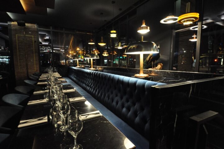 Décoration BERGO et éclairage design dans le restaurant La Compagnie Française.