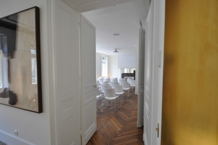 Décoration haut de gamme et mobilier design BERGO pour un espace événementiel tertiaire.