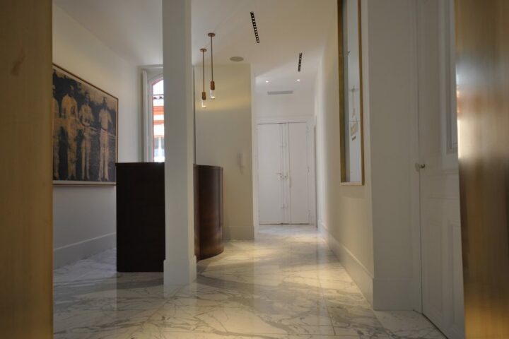 Décoration haut de gamme et mobilier design BERGO pour un espace événementiel tertiaire.