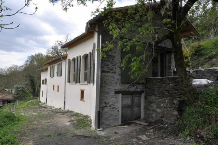 Aménagement intérieur contemporain et décoration BERGO dans une ancienne grange par AIM