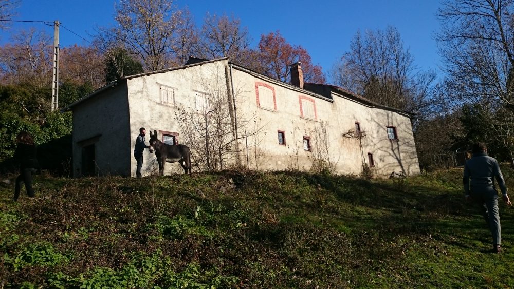 Aménagement intérieur contemporain et décoration BERGO dans une ancienne grange.