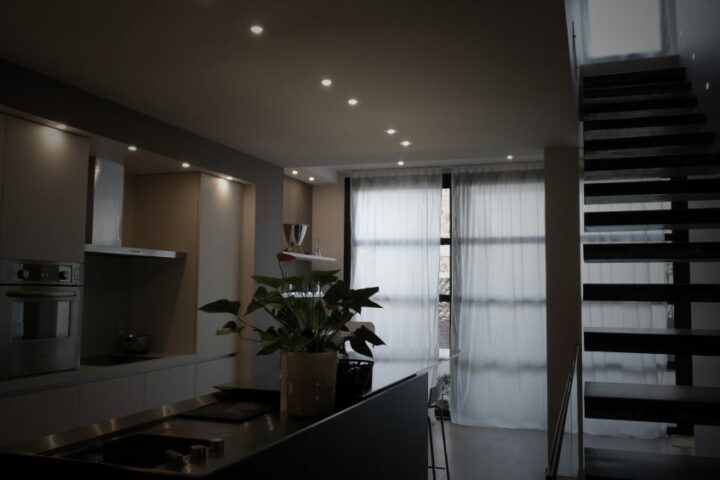 Intérieur spacieux alliant briques apparentes et décoration moderne BERGO.
