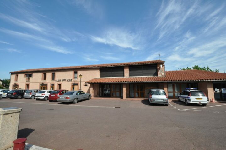 Façade réhabilitée de l'Espace Jaurès à Fenouillet par l'agence AIM Projets.
