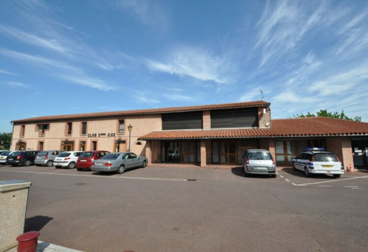 Façade réhabilitée de l'Espace Jaurès à Fenouillet par l'agence AIM Projets.