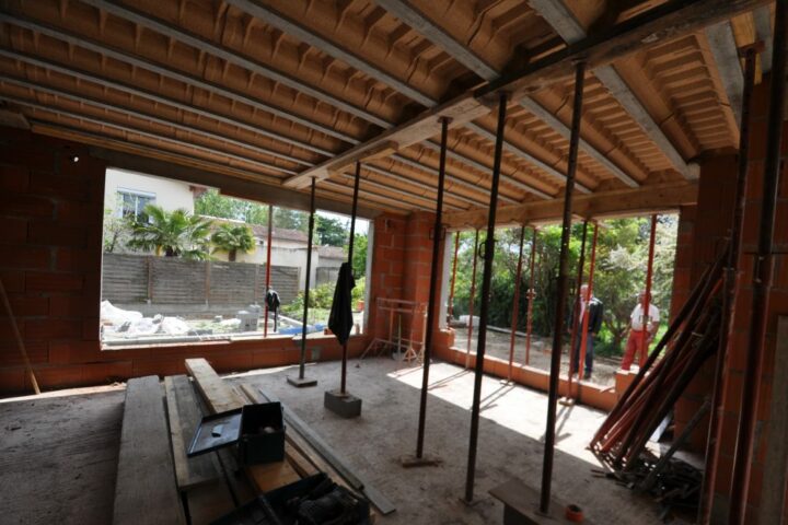 Vue extérieure d'une extension de maison haut de gamme avec piscine par AIM Projets.
