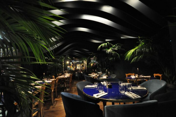 Vue de l'extension lumineuse du restaurant La Compagnie Française à Toulouse.