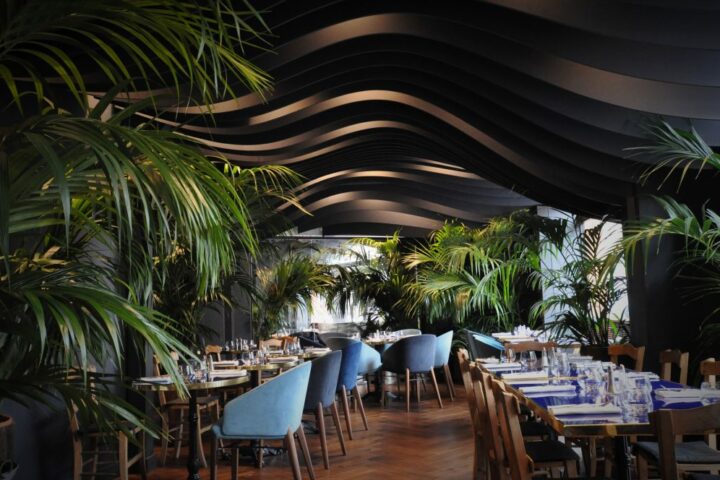 Vue de l'extension lumineuse du restaurant La Compagnie Française à Toulouse.