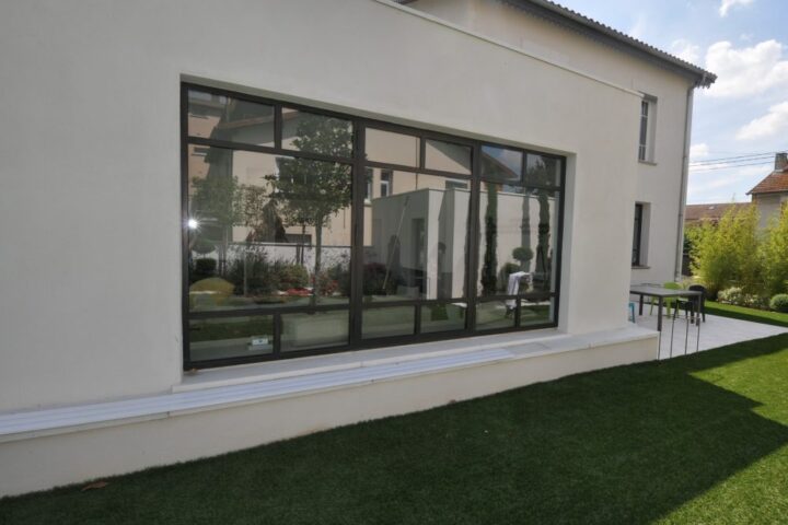 Piscine contemporaine intégrée dans le projet de rénovation d'une villa de prestige.