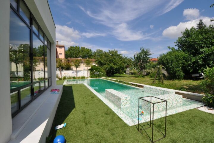 Piscine contemporaine intégrée dans le projet de rénovation d'une villa de prestige.
