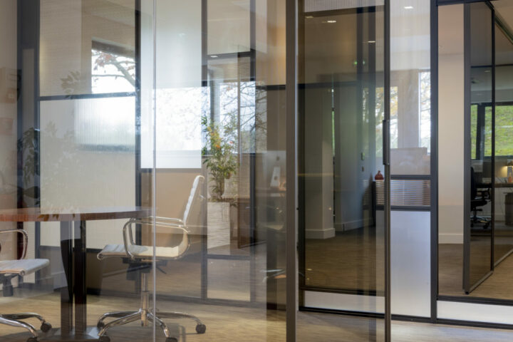 Vue des espaces de travail rénovés au premier étage par l'agence AIM Projets.