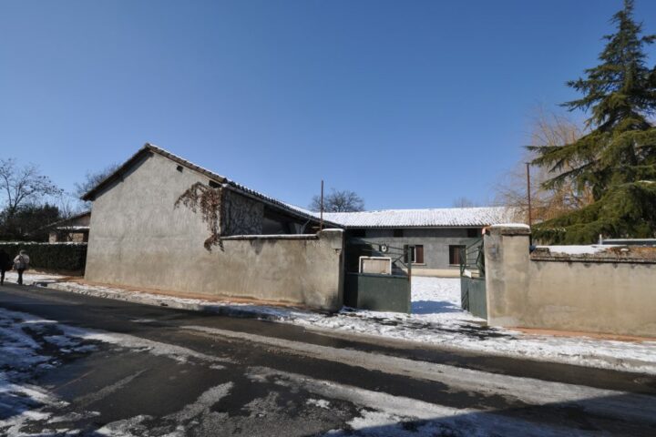 Vue extérieure du corps de ferme réhabilité en salle des fêtes par l'agence AIM Projets.