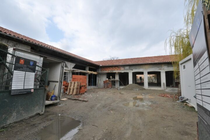 Vue extérieure du corps de ferme réhabilité en salle des fêtes par l'agence AIM Projets.