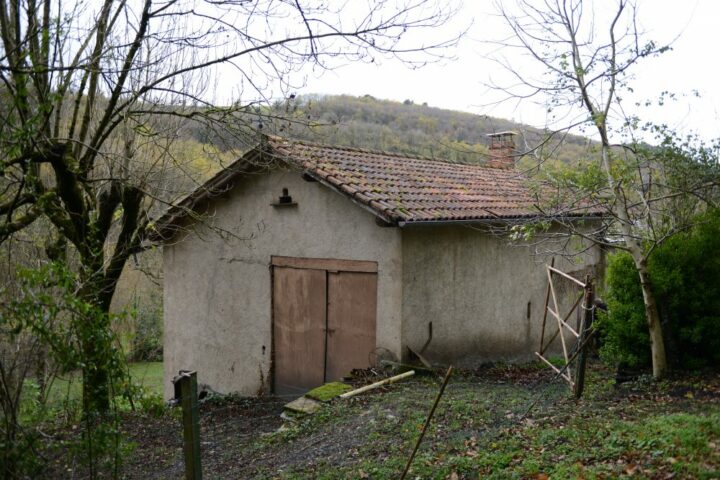 Vue extérieure d'une grange traditionnelle réhabilitée en maison secondaire par AIM Projets.