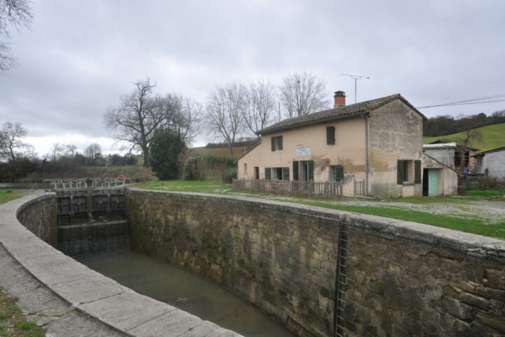 Vue extérieure de la maison éclusière à Laval faisant l'objet d'un diagnostic par AIM