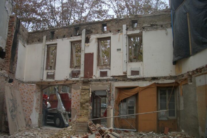 Façade en briques conservée d'une maison toulousaine réhabilitée par AIM Projets.