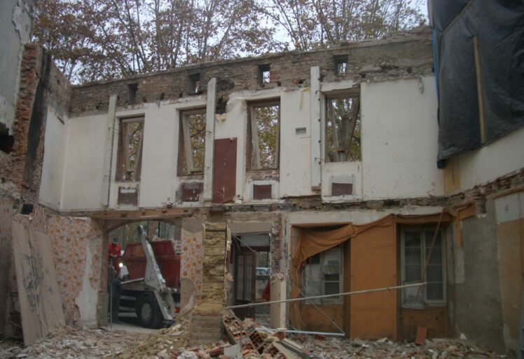 Façade en briques conservée d'une maison toulousaine réhabilitée par AIM Projets.