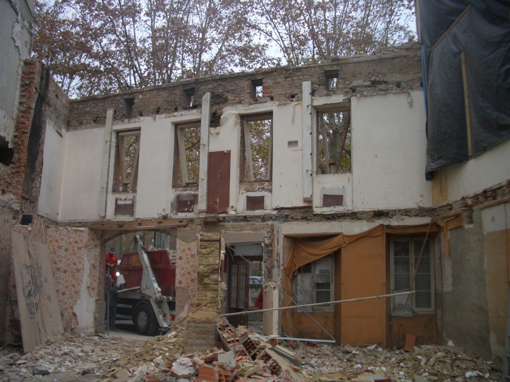 Façade en briques conservée d'une maison toulousaine réhabilitée par AIM Projets.