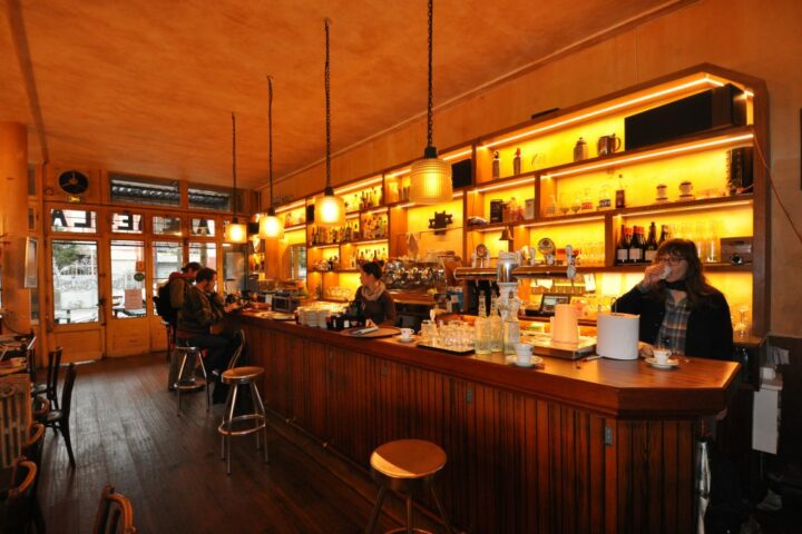 Vue de la salle principale du Café le Concorde après sa rénovation par AIM.