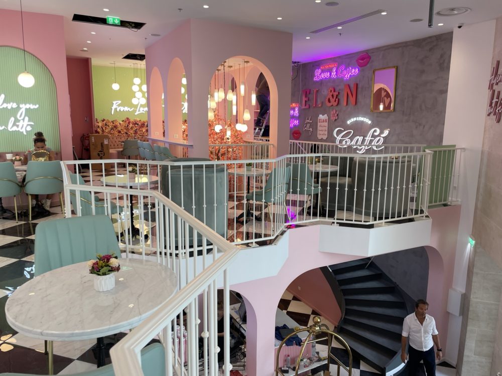 Aménagement intérieur du restaurant EL&N London au Carrousel du Louvre à Paris. Par aim