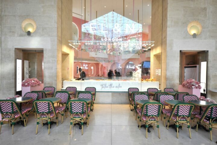 Vue de la façade commerciale et du design intérieur retail sous la pyramide inversée.
