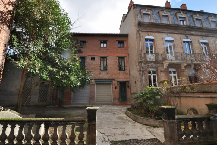 Vue extérieure d'une maison toulousaine traditionnelle surélevée par AIM Projets.