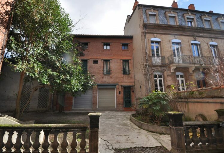 Vue extérieure d'une maison toulousaine traditionnelle surélevée par AIM Projets.